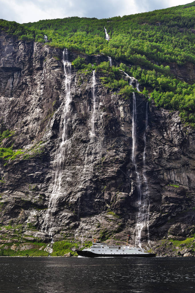 七姐妹会在Geirangerfjord的壮观瀑布中图片