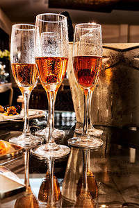 玻璃杯香槟有香草和瓶子背景图片