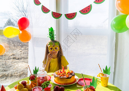 孩子们庆祝生日女孩穿着菠萝装笑水果派对儿童节图片