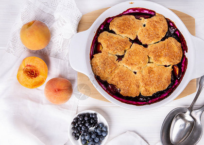 新鲜的烤桃子和蓝莓馅饼自制水果图片