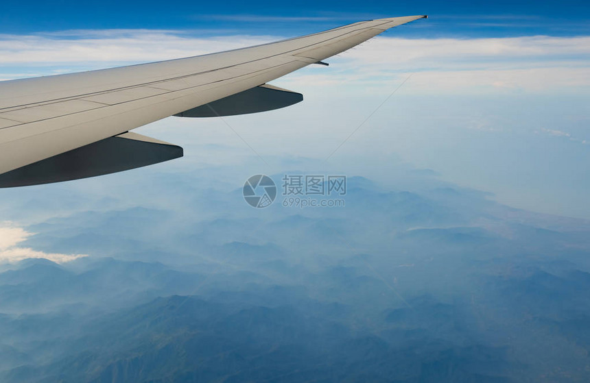 飞机翼在山上飞机在蓝天白云上飞行从飞机窗口的风景商业航空公司航班飞机翼飞行力学概图片