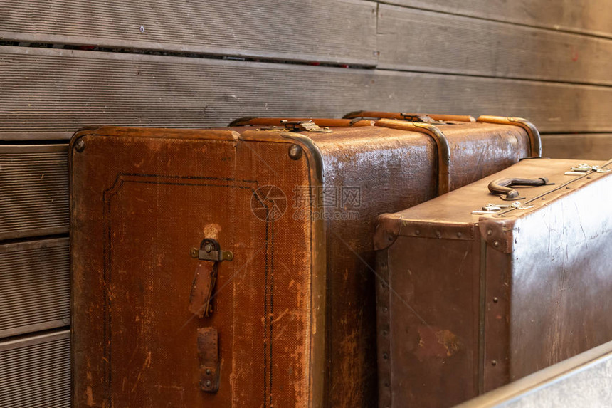 传统行李箱风化旧手提箱站立大图片