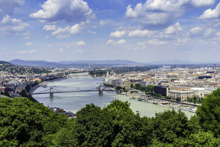 布达佩斯在多瑙河上的全景二战中被毁的桥梁触及城市布达和佩斯的两个部分这些桥梁以其威严和优图片