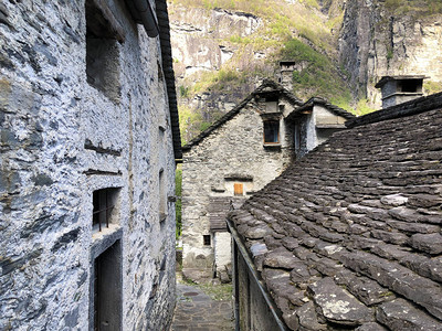 小村庄的传统建筑和老房子图片