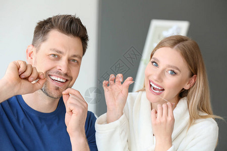 夫妻在家用牙线刷牙图片