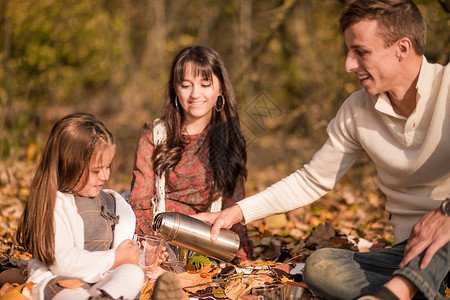 秋天公园的家庭野餐照图片
