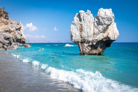 希腊克里特岛海中的岩石图片
