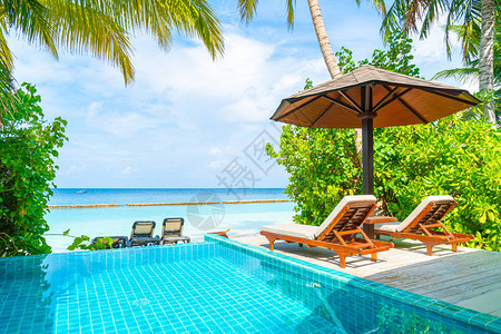 马尔代夫有游泳池和海滨图片