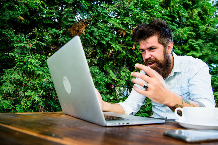 截止日期快到了大胡子自由职业者远程工作自由职业忙于自由职业者的时髦人士Wifi和笔记本电脑网速慢很烦人喝咖啡图片