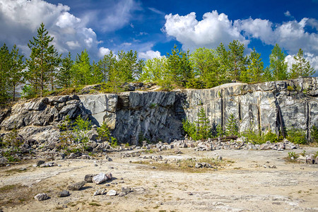 有裂缝的大理石岩大理石上的白色和灰色污渍周围的森林鲁斯凯图片