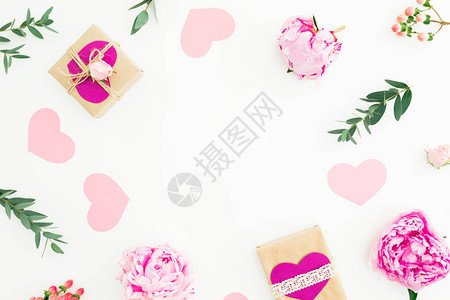 白色背景上的花玫瑰花树枝和礼品框架爱情概念平面图片