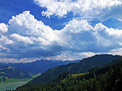 瑞士施维兹州艾恩西德尔恩的锡尔塔和人造锡尔赛湖上令图片