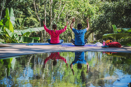 亚洲女人和亚洲男人旅行自然旅行放松瑜伽姿势概念图片