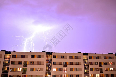 在黄昏对着黑暗和暴风雨的天空发动大图片