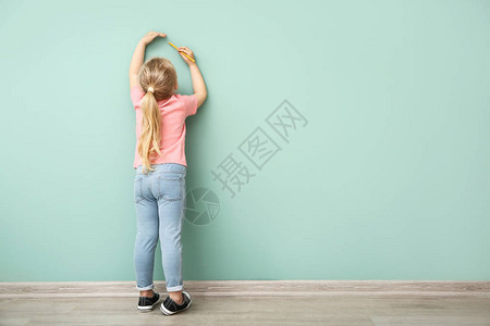 在彩色墙上画的小女孩图片