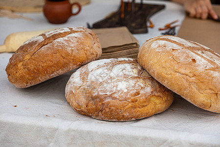面色褐壳的新鲜面包放在桌图片