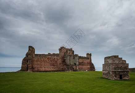 14世纪在苏格兰东洛西安的坦塔隆城堡垒远处有福特之地上还有一座图片