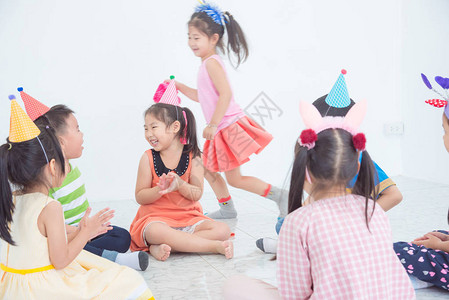 一群小亚洲儿童在生日派对上一起玩图片
