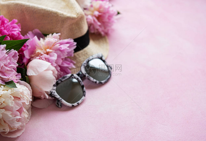 暑假背景粉红面纱墨镜和帽子粉红图片