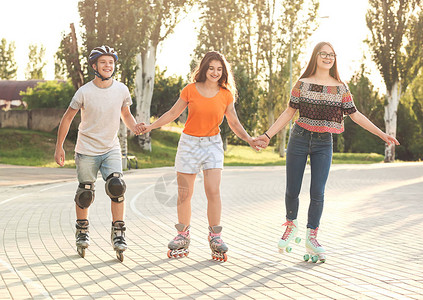 户外溜冰鞋的青少年背景图片