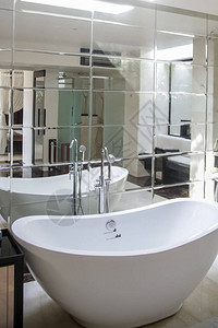 带豪华经典浴缸的现代浴室内饰图片
