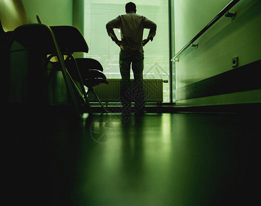 现代医院候诊大厅里孤独病人全长的低视角图片