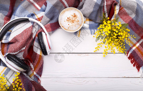 热咖啡卡布奇诺毯子米摩萨花旧木本底耳机季节浪漫放图片