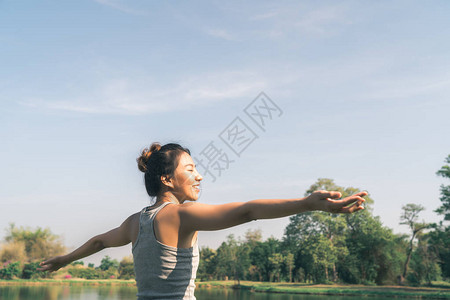 年轻的亚洲女户外瑜伽保持冷静和冥想图片