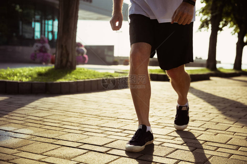 作为城市街道的赛跑者的老人近距离拍摄鞋的腿白种人男在夏天的早晨慢跑和有氧训练健康的生活方式运图片