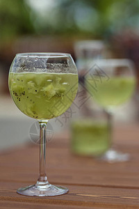 玻璃杯在桌子上加绿图片