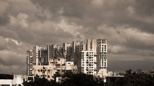 延迟季风雨天城市印度孟加拉尔各答高楼之上的大暴雨云风暴和黑暗的季风典型的现代住宅摩天大楼背景图片
