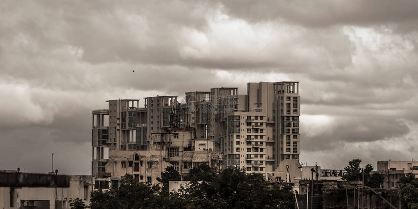 高楼之上的大暴雨云早季风雨天城市风暴和黑暗的季风典型的现代住宅摩天大楼印度孟加拉尔各答图片