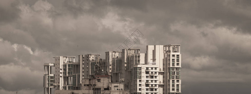 延迟季风雨天城市高楼之上的大暴雨云风暴和黑暗的季风典型的现代住宅摩天大楼印度孟加拉尔各答背景图片