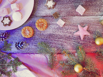 甜品圣诞球和毛毡玩具的季节装饰静物在木质纹理背景上图片