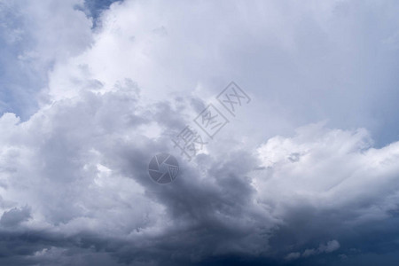 高耸的积雨云伴随着较小的积云背景图片