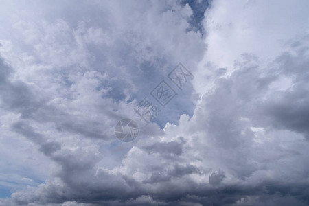高耸的积雨云伴随着较小的积云背景图片