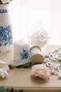 Gzhel印刷品花瓶带蕾丝的圆圈粉红色玫瑰花婚礼或新娘早晨浪图片