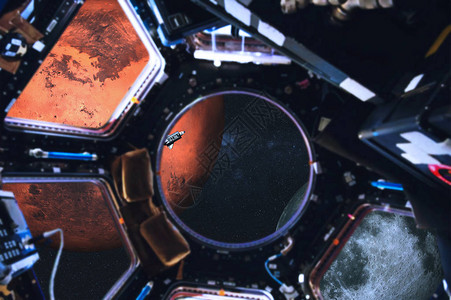 从空间站看火星行与太阳系卫星和航天飞机外太空美航空天局提供的这图片