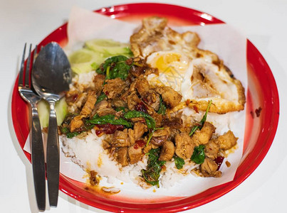 泰国辣味食品炒烤肉卷煎猪肉和大米炸鸡图片