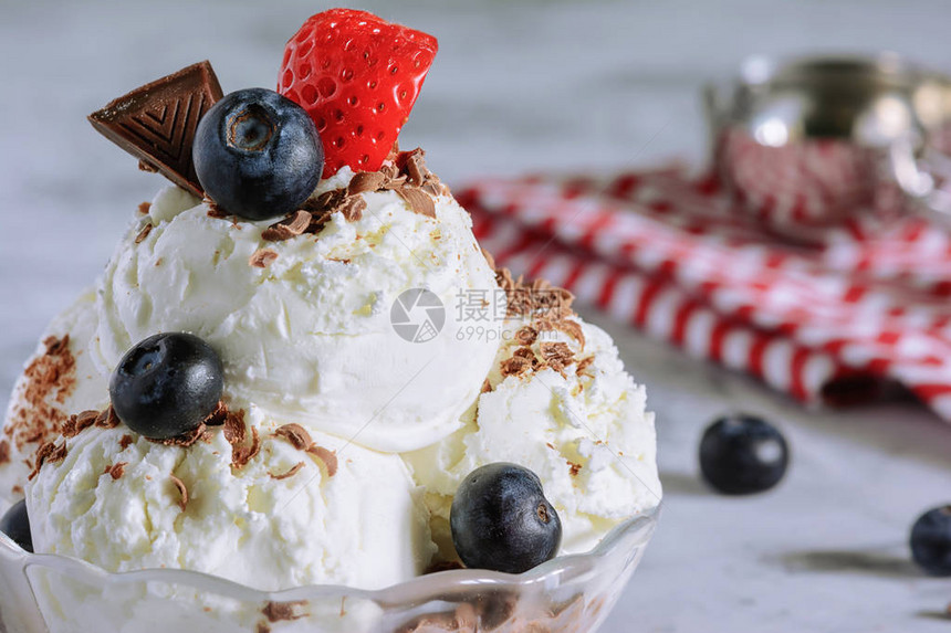 冰淇淋装饰巧克力薯片美味的冷冻甜点加草莓和蓝莓凉快的夏日图片