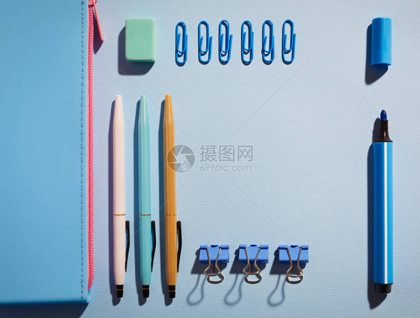 接近蓝色铅笔箱的蓝皮笔橡胶标记和纸图片