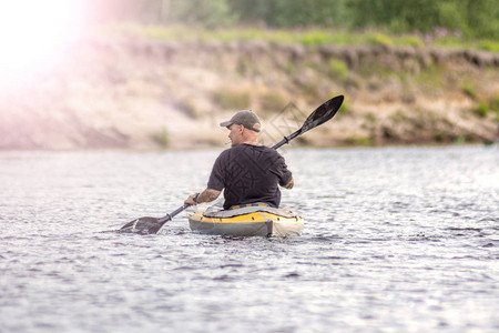 夏季河流风景中Kayaker图片