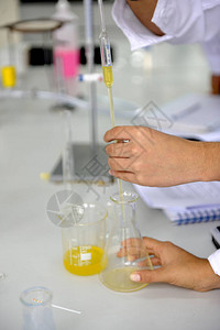 代表化学教育和医学概念的明亮实验室的博士生研究与科学图片