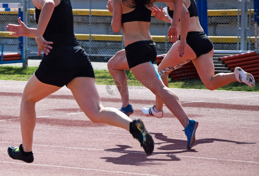跑步比赛中的女图片