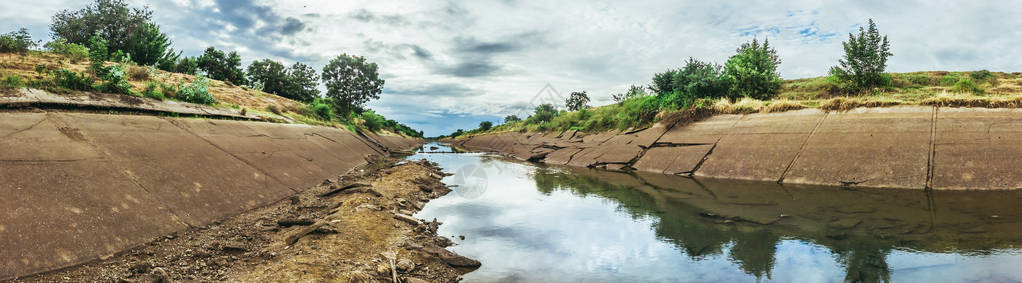 混凝土墙中的灌溉渠将水从库输送到泰国雨季干燥的背景图片