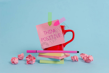写笔记显示积极思考态度积极或乐观倾向的商业概念咖啡杯笔注横幅堆叠垫图片