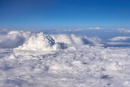 从飞机窗看云层之上的蓝天图片