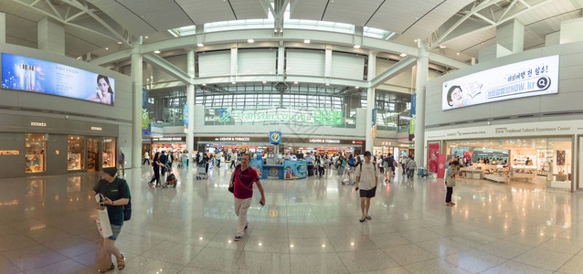 韩国最大的仁川国际机场主走廊全景图片