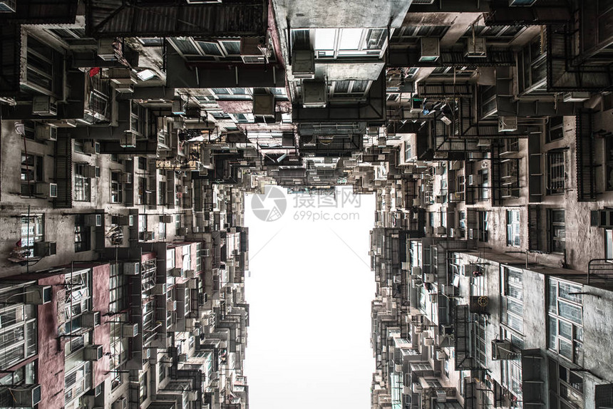 香港鲗鱼涌旧住宅区过度拥挤的房屋景观图片