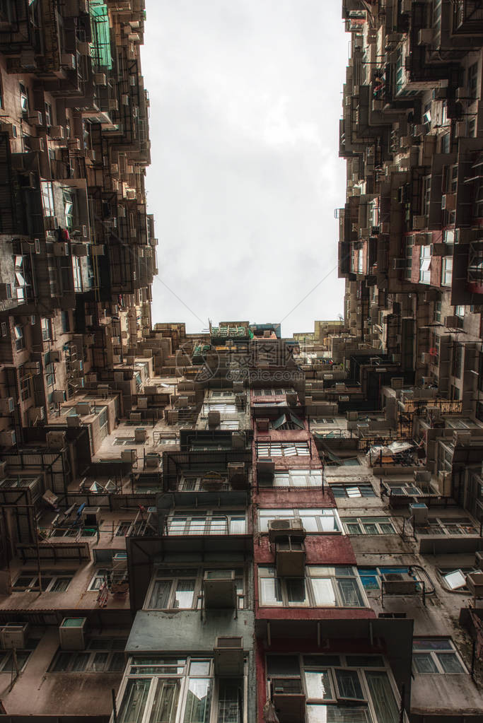香港鲗鱼涌旧住宅区过度拥挤的房屋景观
